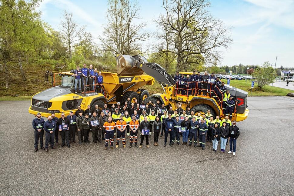 Volvo Masters Final crew in front of Volvo machines