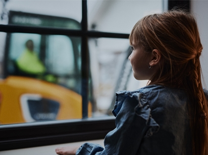 Volvo Construction Equipment inspira a mujeres jóvenes a convertirse en ingenieras.